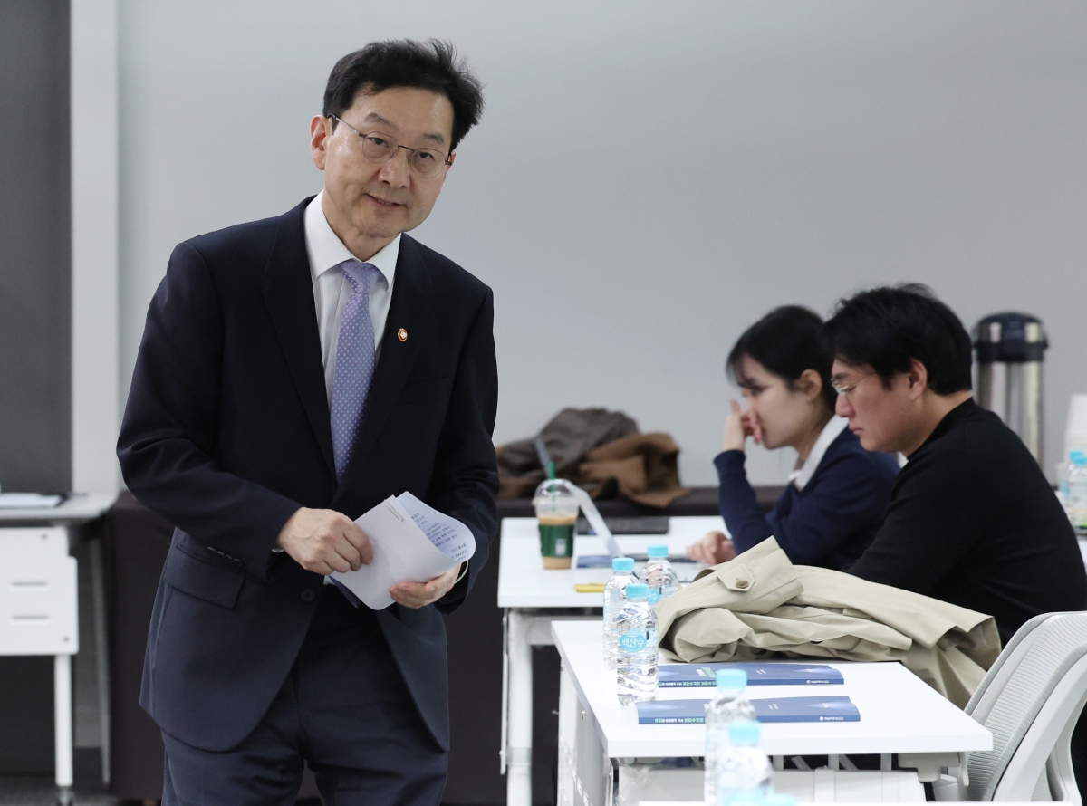 검찰개혁추진단장인 윤창렬 국무조정실장이 16일 서울 종로구 HJ 비즈니스센터 광화문점에서 열린 검찰개혁추진단 주최 ‘보완수사와 보완수사요구 토론회’에 참석하고 있다. 뉴시스
