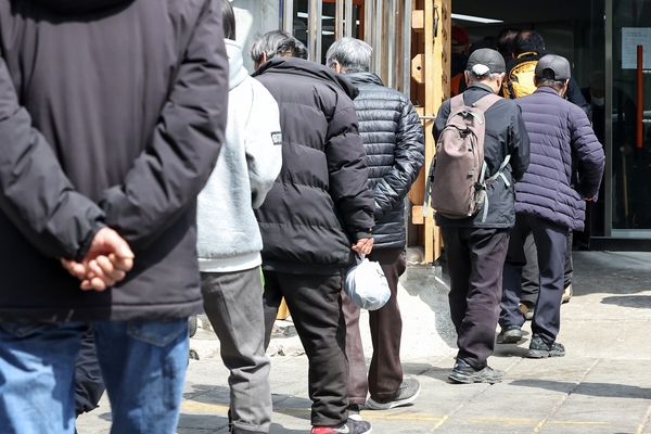 노인 하위 70%에게 기초연금을 지급하지만 노인 빈곤율은 OECD 회원국 중 가장 높다. 사진은 서울 종로구 탑골공원 인근 무료급식소 앞에서 식사 차례를 기다리는 어르신들.