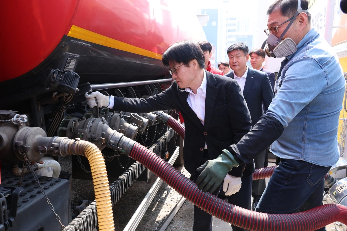 최고가격제 시행 후 처음 도착한 탱크로리