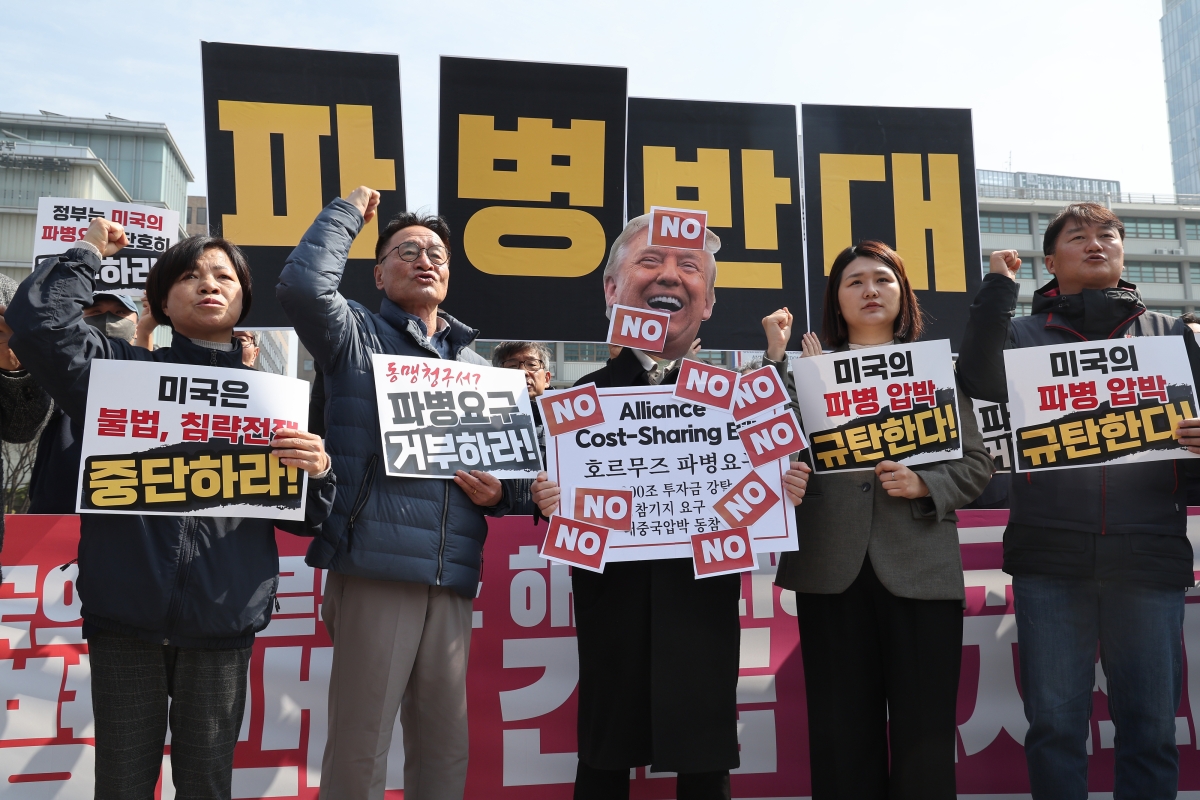 16일 서울 종로구 주한미국대사관 앞에서 열린 ‘미국의 호르무즈 해협 파병 요구 규탄 및 파병 반대 긴급 기자회견’에서 참가자들이 ‘호르무즈 파병 요구’ 라고 적힌 팻말에 ‘NO’ 스티커를 붙이고 구호를 외치고 있다. 2026.3.16. 연합뉴스