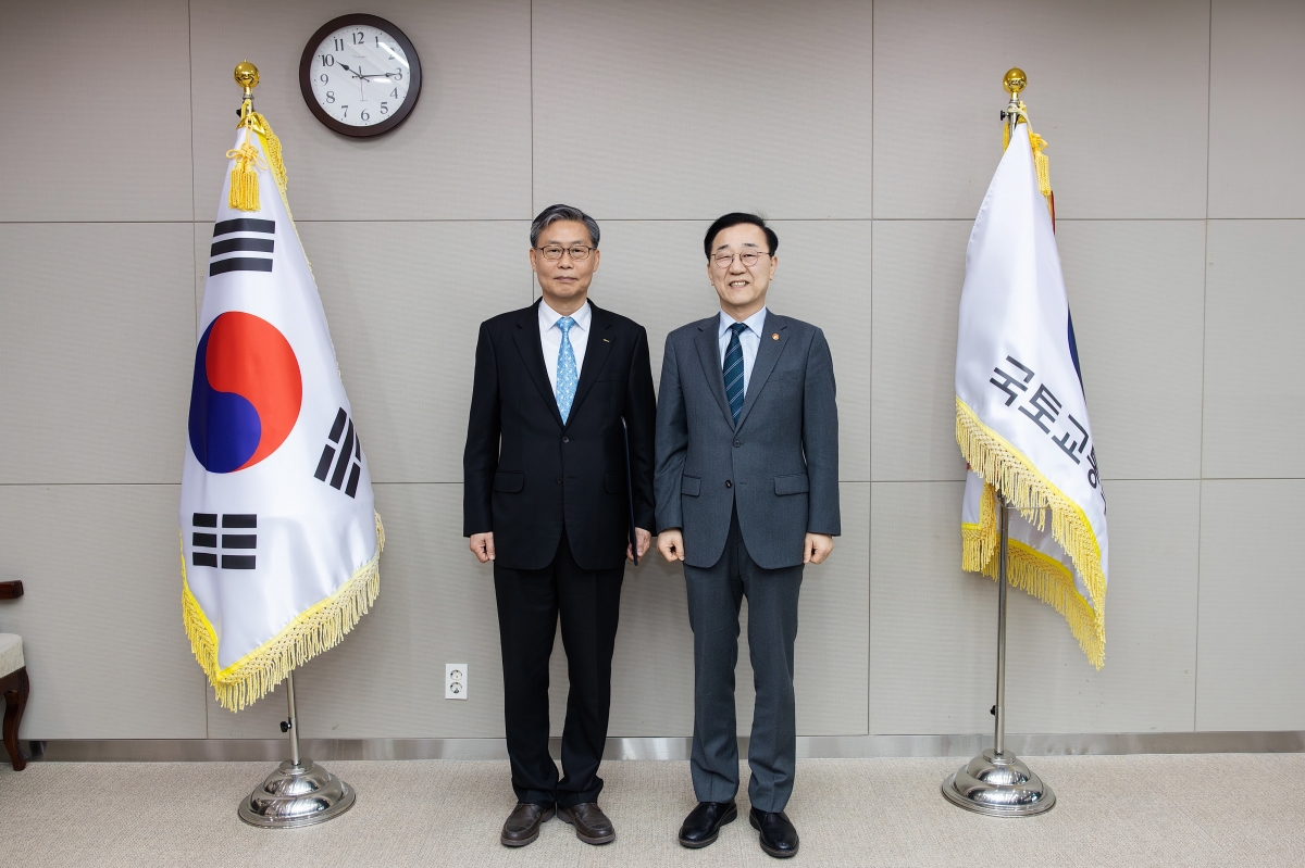 김윤덕(오른쪽) 국토교통부 장관이 16일 오전 정부세종청사에서 김태승(왼쪽) 한국철도공사 신임사장에게 임명장을 전수하고 기념촬영을 하고 있다. 국토교통부 제공