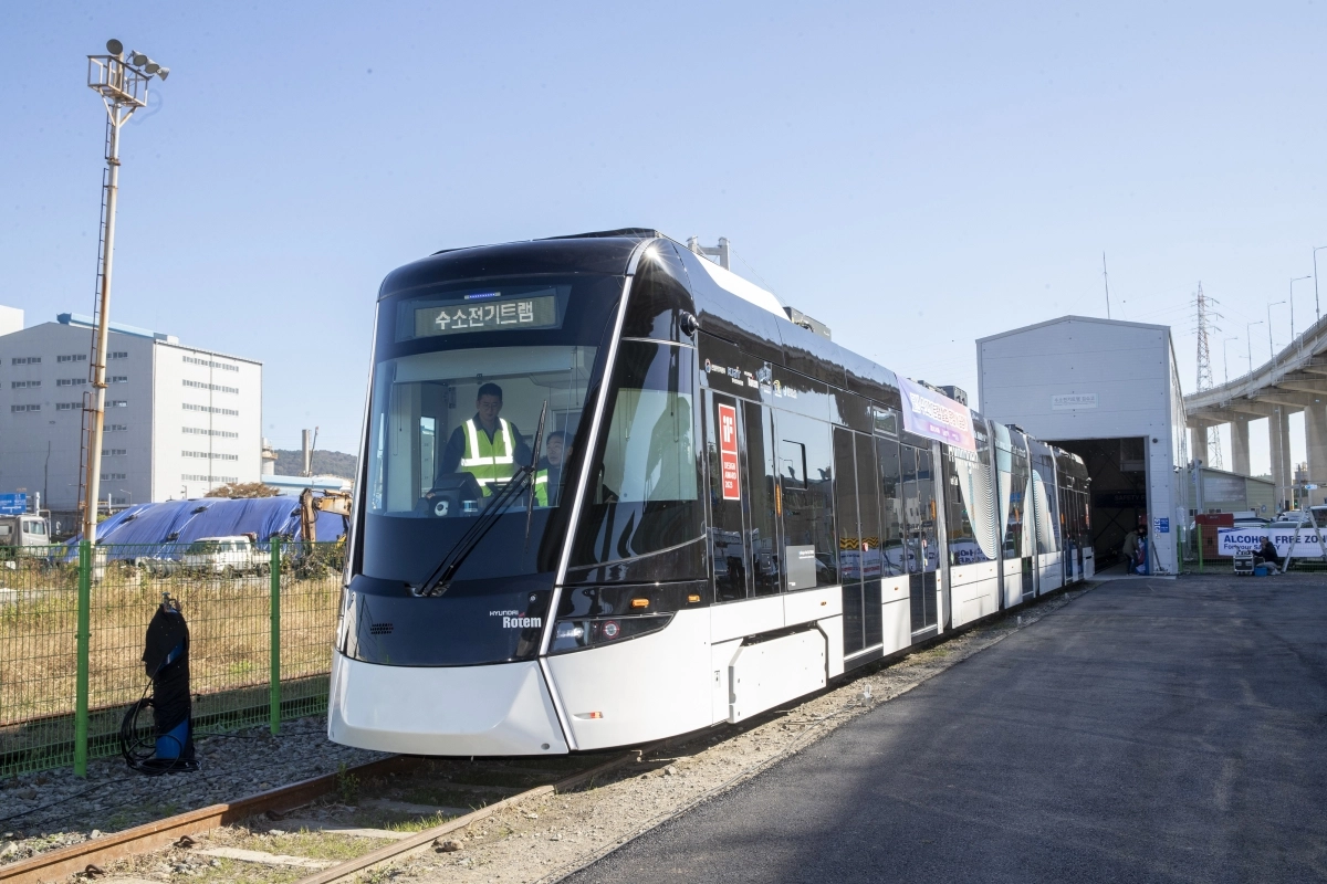 2024년 5월 울산항역에서 열린 시험 운행 시승식을 통해 선보인 수소전기트램의 모습. 울산시 제공