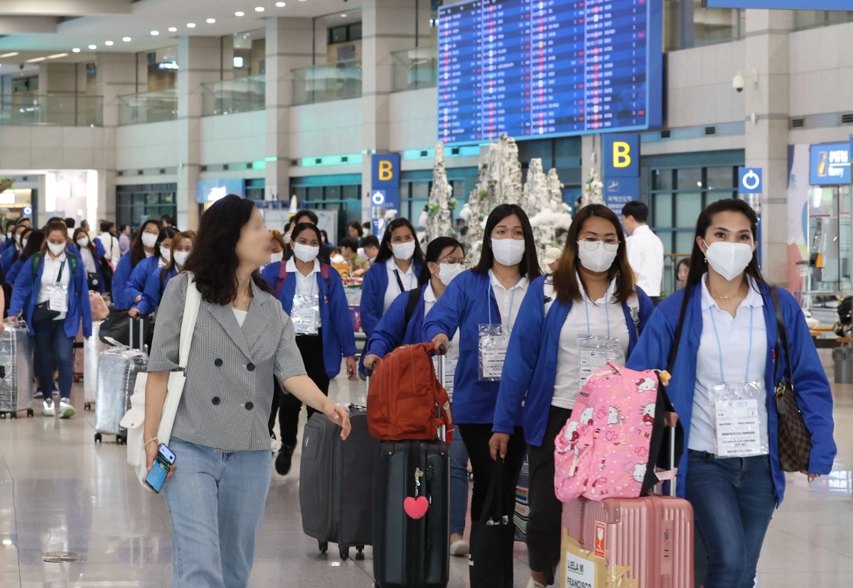 사진은 지난해 8월 인천국제공항 제1터미널을 통해 입국해 버스로 이동하는 필리핀 가사관리사들. 서울신문DB