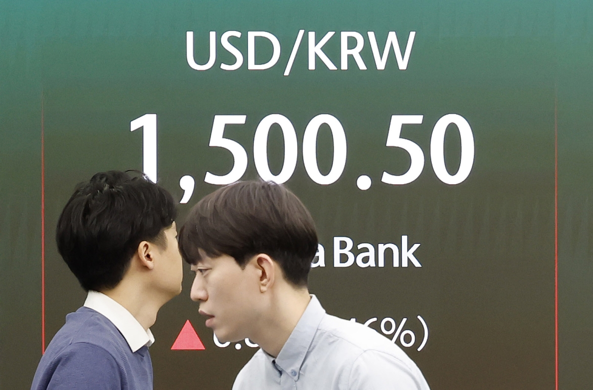 원·달러 환율이 전 거래일 주간거래 종가(1493.7원)보다 7.3원 오른 1501.0원에 개장한 16일 오전 서울 중구 하나은행 딜링룸 전광판에 지수가 표시 되고 있다. 코스피가 전 거래일(5487.24)보다 23.58포인트(0.43%) 상승한 5510.82에 출발했다. 코스닥 지수는 전 거래일(1152.96)보다 3.54포인트(0.31%) 오른 1156.50에 거래를 시작했다. 2026.03.16.  뉴시스