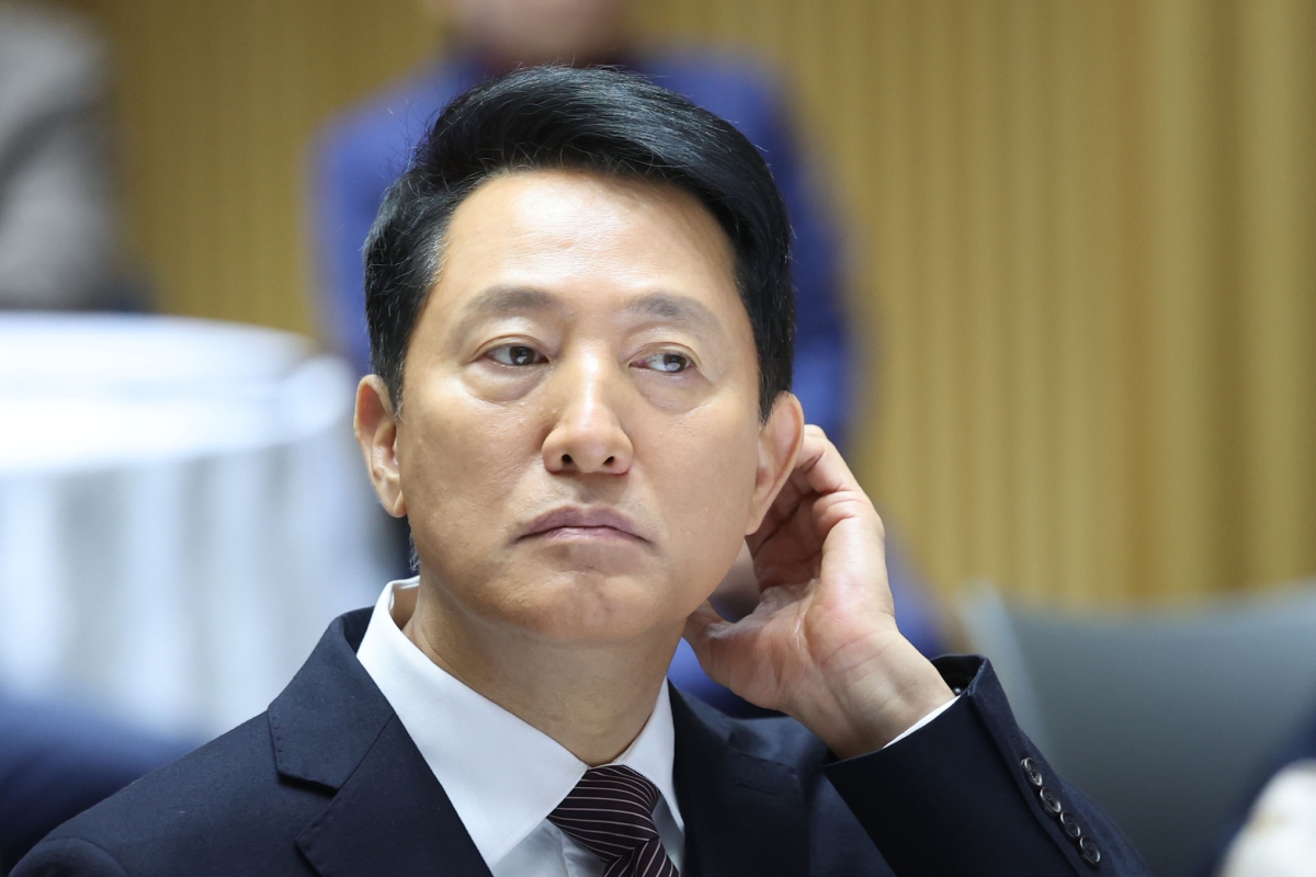 오세훈 서울시장이 16일 서울 중구 서울시청에서 열린 강북횡단 지하도시고속도로 건설 민-관-학 정책협의회 발족식에서 머리를 긁적이고 있다. 뉴시스