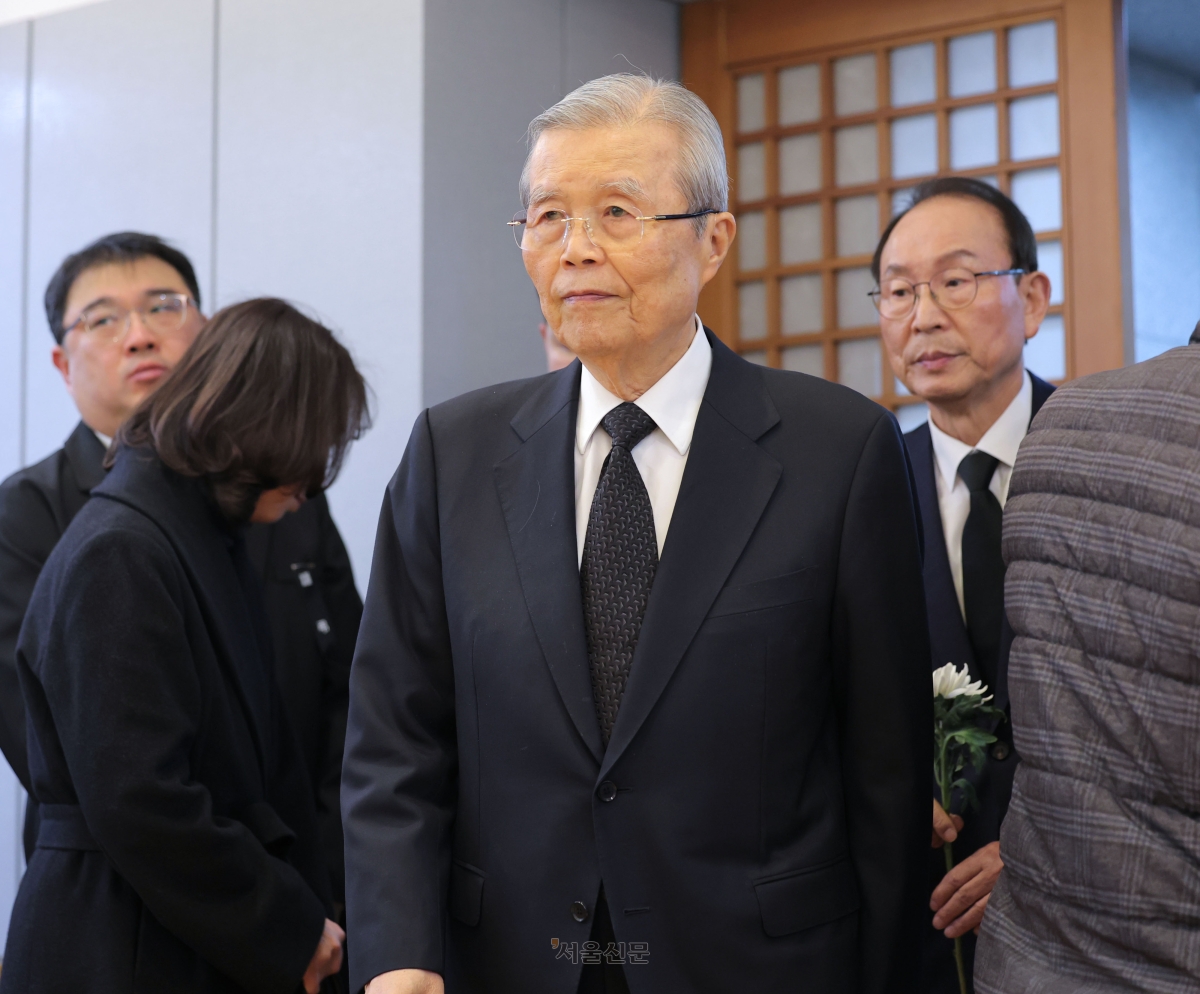 김종인 전 국민의힘 비상대책위원장이 28일 서울 종로구 서울대학교병원 장례식장에 마련된 고 이해찬 전 국무총리의 빈소에서 조문을 하고 있다. 2026.1.28 사진공동취재단