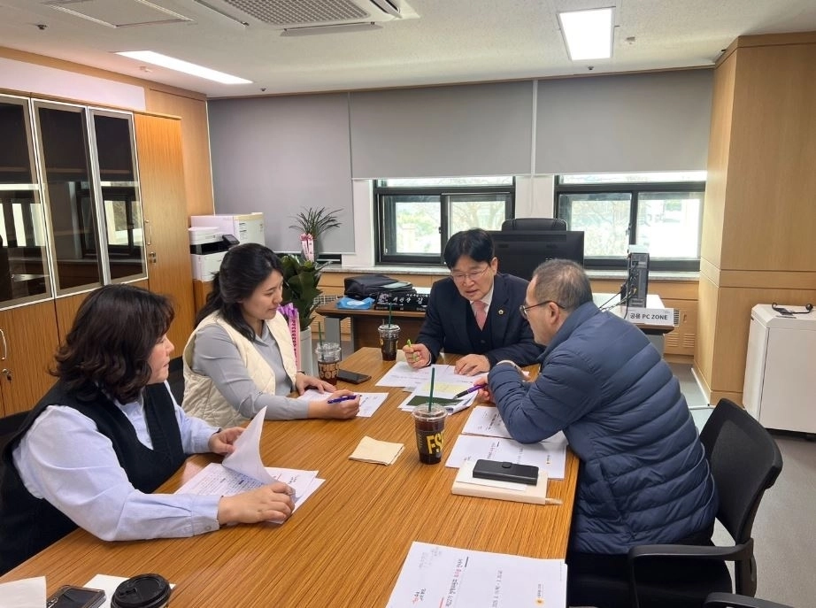 22기 정책위원회 간담회를 진행하고 있는 김용일 정책위원장(가운데)