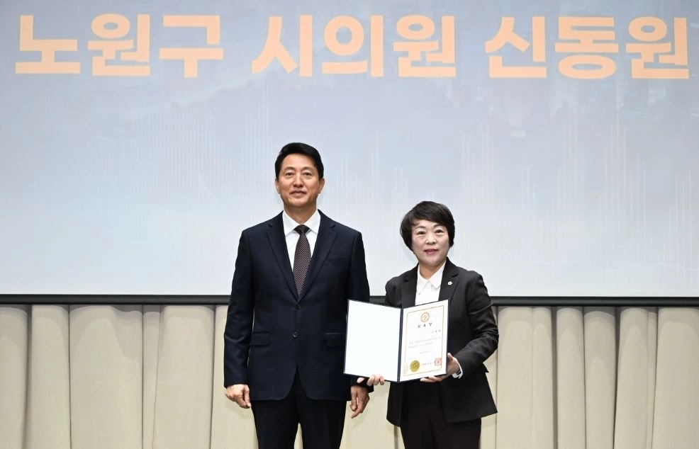 신동원 서울시의원이 정책협의회 위원 위촉후 오세훈 시장과 기념사진을 찍고 있다.