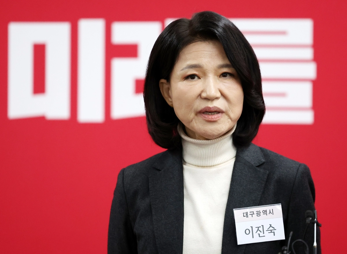 면접 마친 뒤 백브리핑하는 이진숙 예비후보