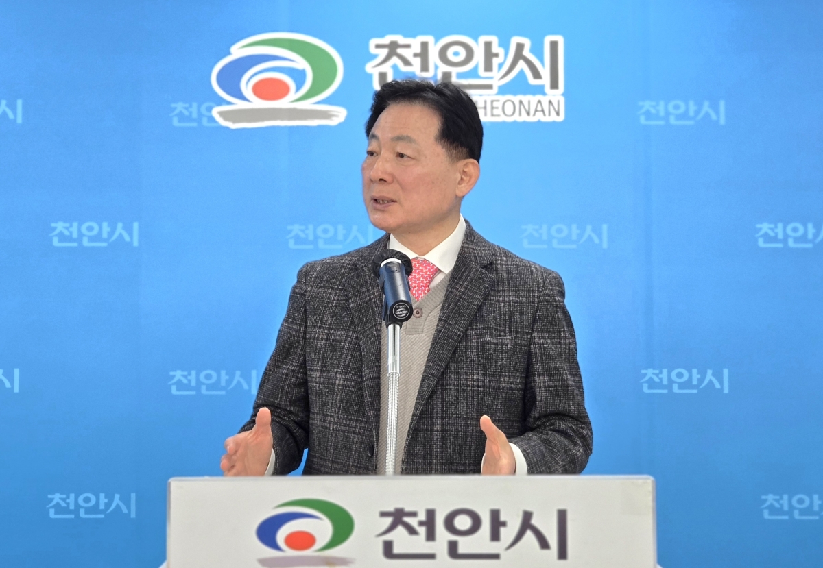 국민의힘 박찬우 천안시장 예비후보가 17일 민생경제 공약을 발표하고 있다. 이종익 기자
