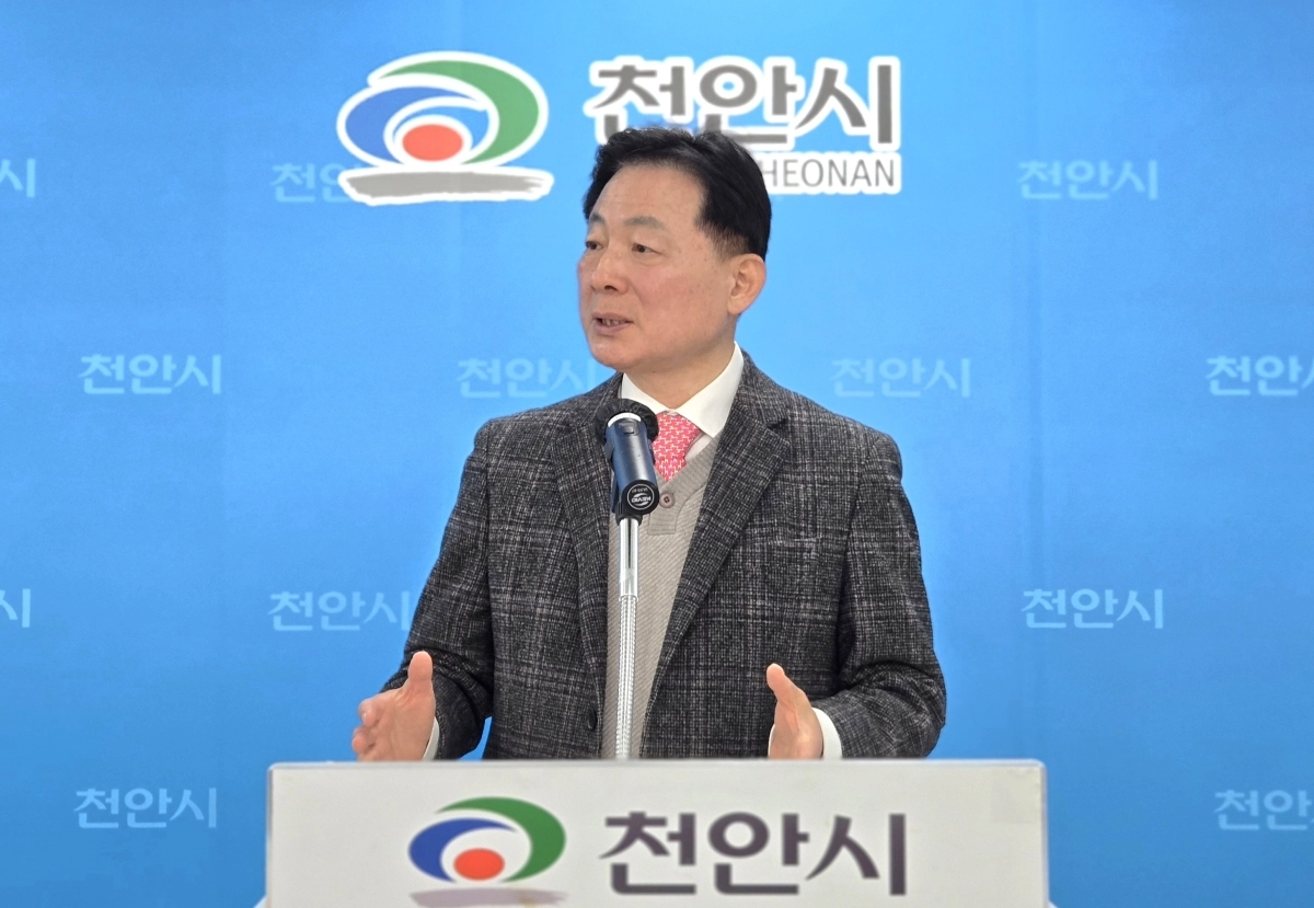 국민의힘 박찬우 천안시장 예비후보가 17일 민생경제 공약을 발표하고 있다. 이종익 기자