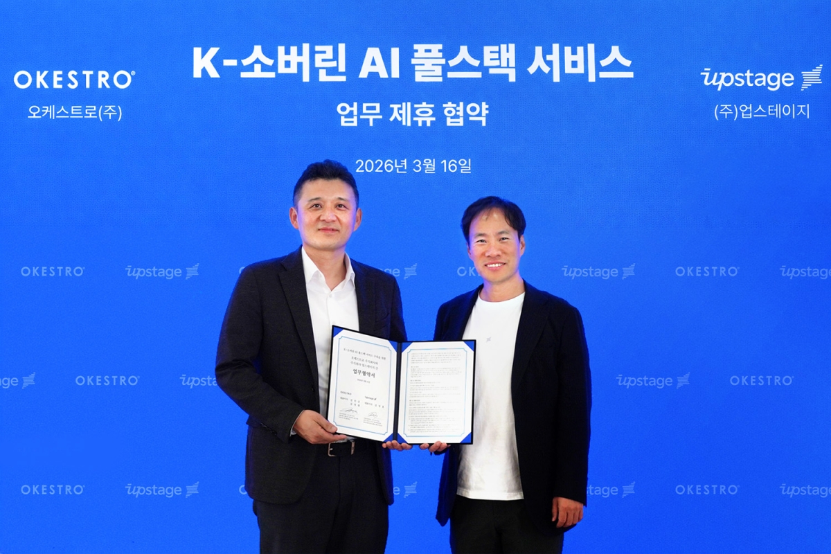 왼쪽부터 오케스트로 그룹 김민준 의장, 업스테이지 김성훈 대표