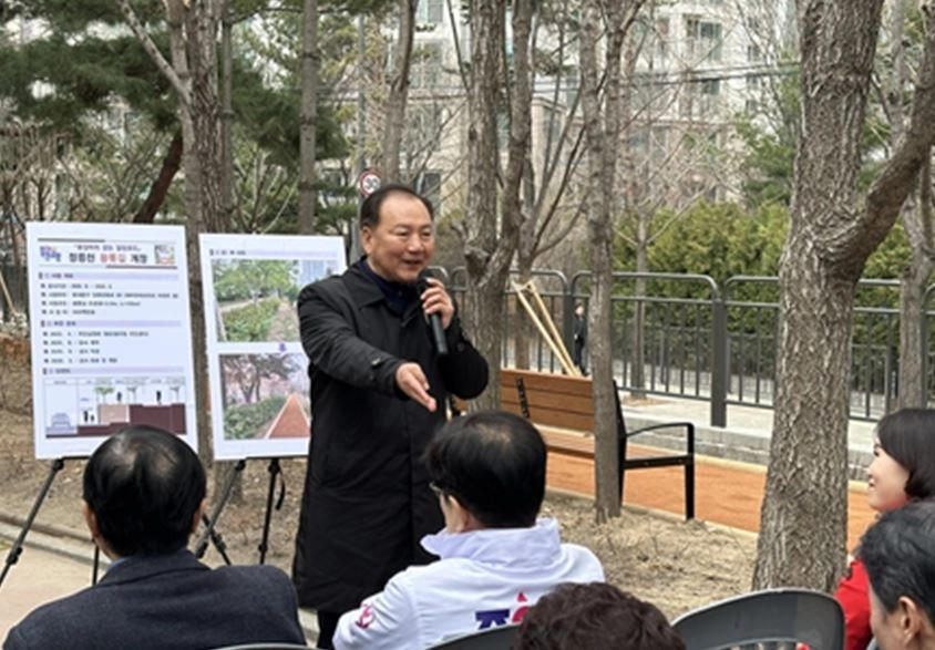 지난 14일 ‘정릉천 황톳길 개장식’에 참석해 발언중인 이병윤 교통위원장