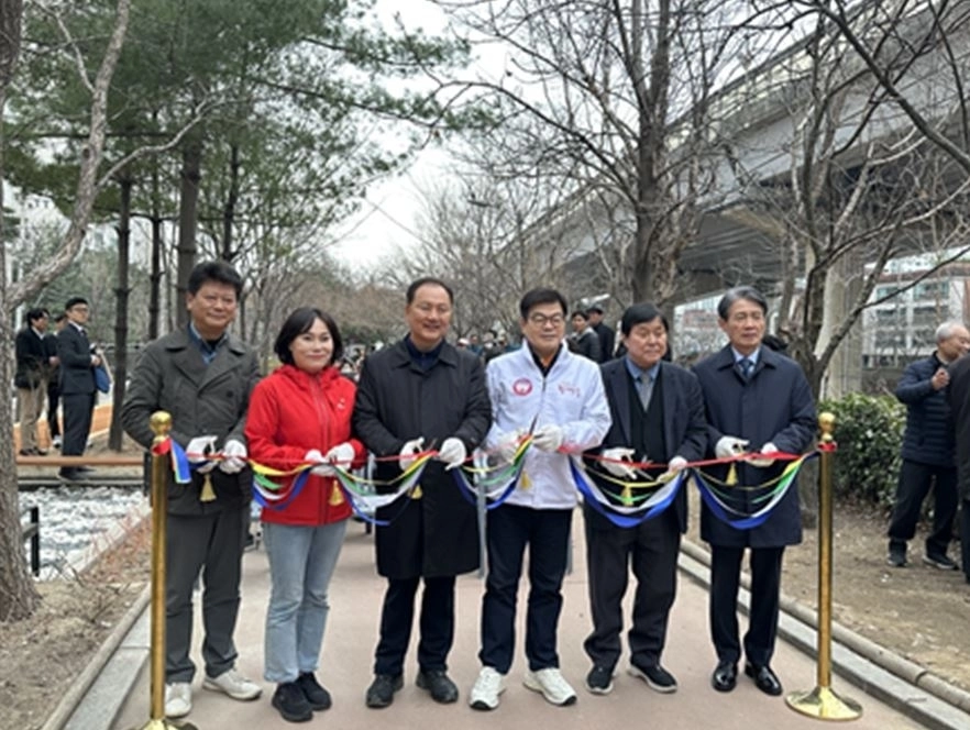 지난 14일 열린 ‘정릉천 황톳길 개장식’에 이병윤 교통위원장과 최영숙 동대문구의회 운영위원장, 이필형 구청장, 동대문구 치수과장 등이 함께 했다.