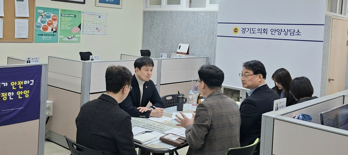 유영일 의원이 16일 의회 안양상담소에서 경기도 기후환경에너지국 관계자로부터 에너지기술공유대학 인력양성사업 재정지원 계획에 대한 보고를 받고 있다.(사진=경기도의회)