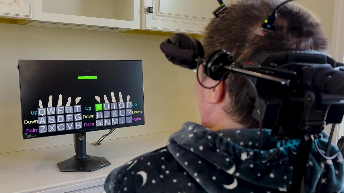 실험에 참여한 사지마비 환자 중 한 명이 연구팀이 던진 질문에 답하기 위해 자신이 직접 만든 문장을 자신의 속도에 맞춰 생각으로 타이핑하는 모습.  미국 매사추세츠 종합 병원 제공