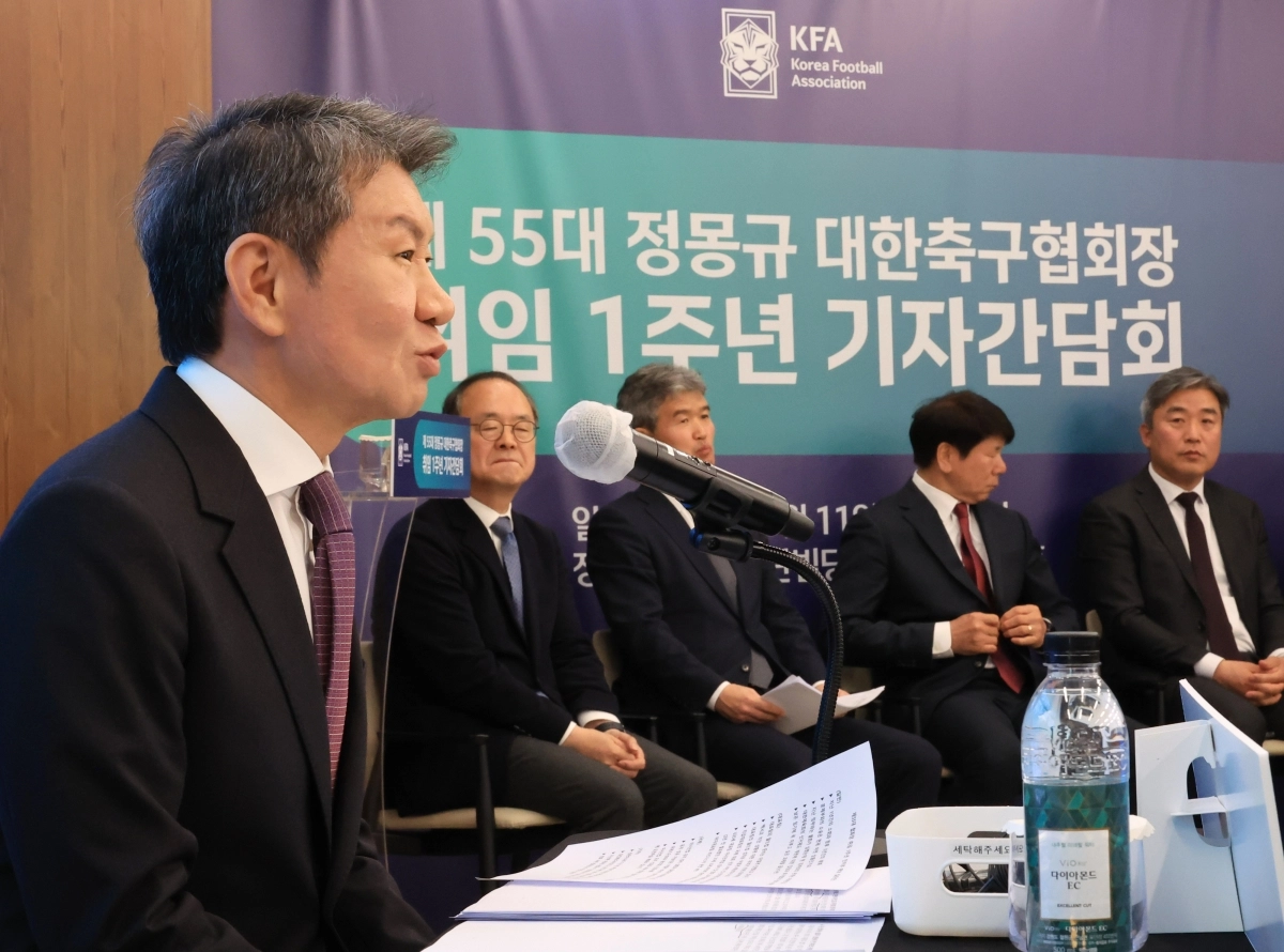 질문에 답하는 정몽규 대한축구협회장     (서울=연합뉴스) 최재구 기자 = 대한축구협회 정몽규 회장이 11일 서울 신문로2가 포니정재단빌딩에서 열린 취임 1주년 기자간담회에서 질문에 답하고 있다. 2026.3.11     jjaeck9@yna.co.kr (끝)