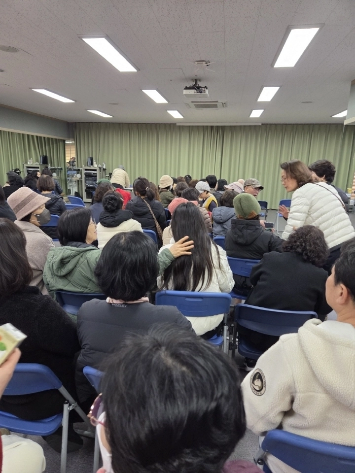 순천시 왕조1동 주민자치 프로그램 2분기 수강생 모집에 주민들의 발길이 이어지고 있다.