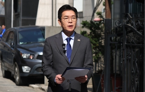 정원오 더불어민주당 서울시장 예비후보가 17일 서울 성동구 상생학사 인근 골목길에서 청년 주거 공약발표를 하고 있다.   뉴스1