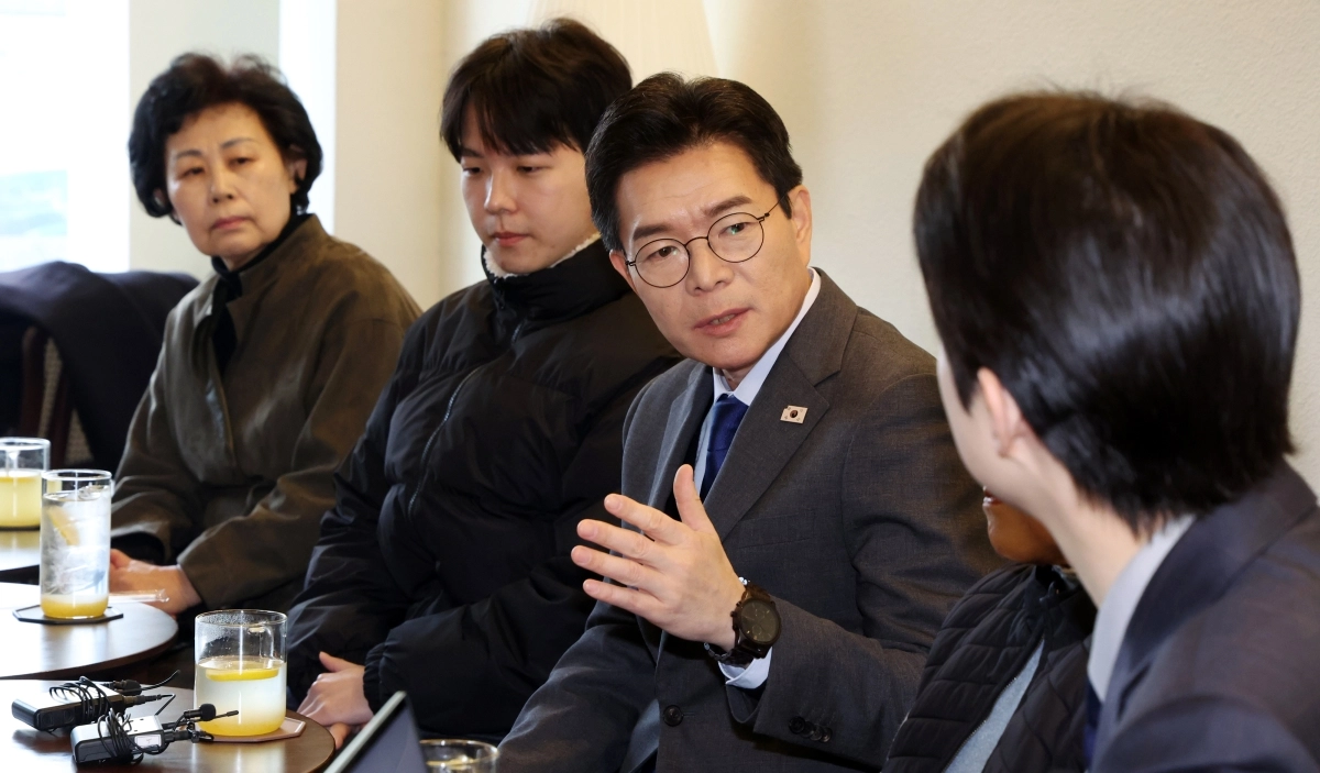 정원오(왼쪽 세번째) 더불어민주당 서울시장 예비후보가 17일 오전 서울 성동구 상생학사 인근 카페에서 청년 주거 관련 간담회를 갖고 있다. 뉴스1