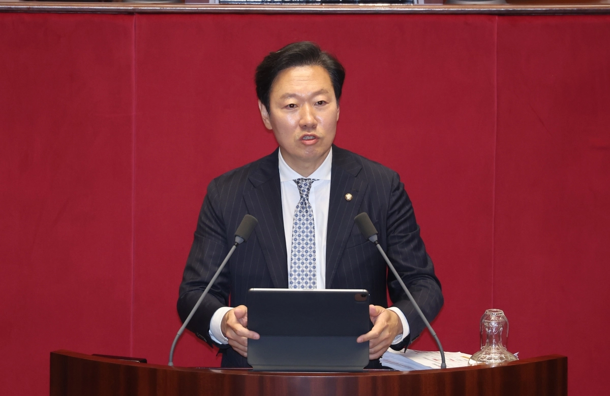 박수민 국민의힘 의원이 25일 서울 여의도 국회 본회의에서 정부조직법 일부개정법률안에 대한 무제한 토론을 하고 있다. 연합뉴스