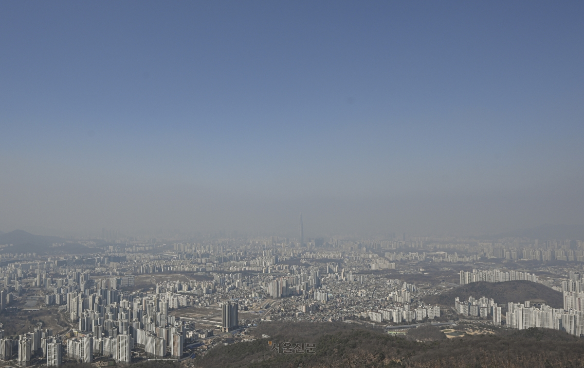 수도권 지역에 미세먼지 비상저감조치가 발령된 가운데 17일 경기 광주시 남한산성에서 바라본 서울 시내에 미세먼지 띠가 보이고 있다. 2026.3.17 이지훈 기자