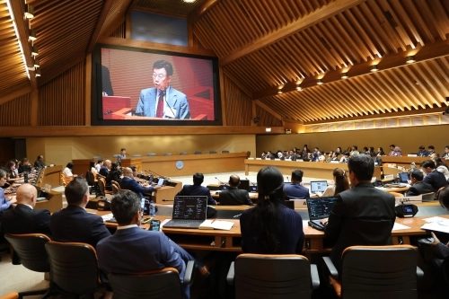신상진 성남시장이 16일 태국 방콕 유엔컨퍼런스센터에서 열린 유엔지역개발센터(UNCRD) 지속가능교통(EST) 아시아지역 회의에서 성남형 미래 모빌리티 정책을 소개하고 있다.