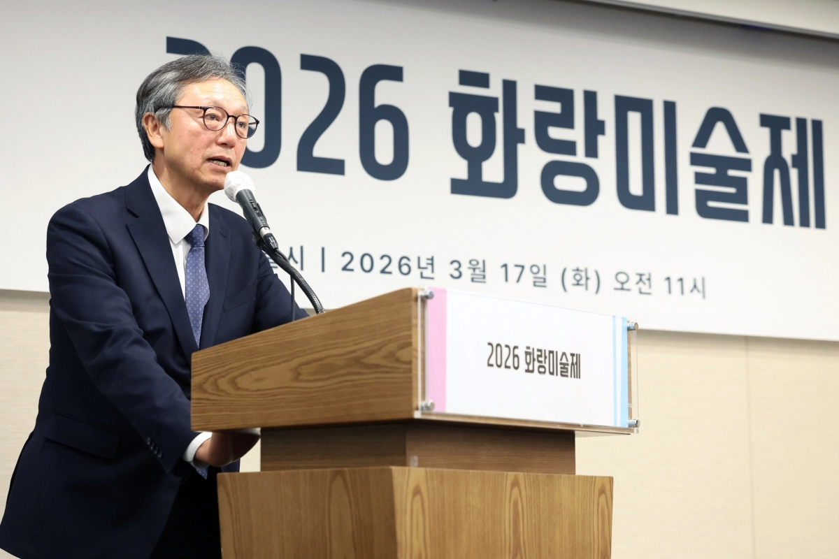 이성훈 화랑협회장이 17일 서울 중구 한국프레스센터에서 열린 화랑미술제 기자간담회에서 기자들의 질문에 답하고 있다. 뉴시스