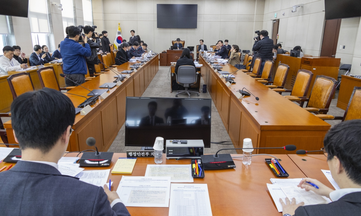 국회 행정안전위원회 법안심사제1소위원회 위원장인 윤건영 더불어민주당 의원이 17일 국회에서 법안소위를 개회한 뒤 안건을 설명하고 있다. 2026.3.17. 연합뉴스