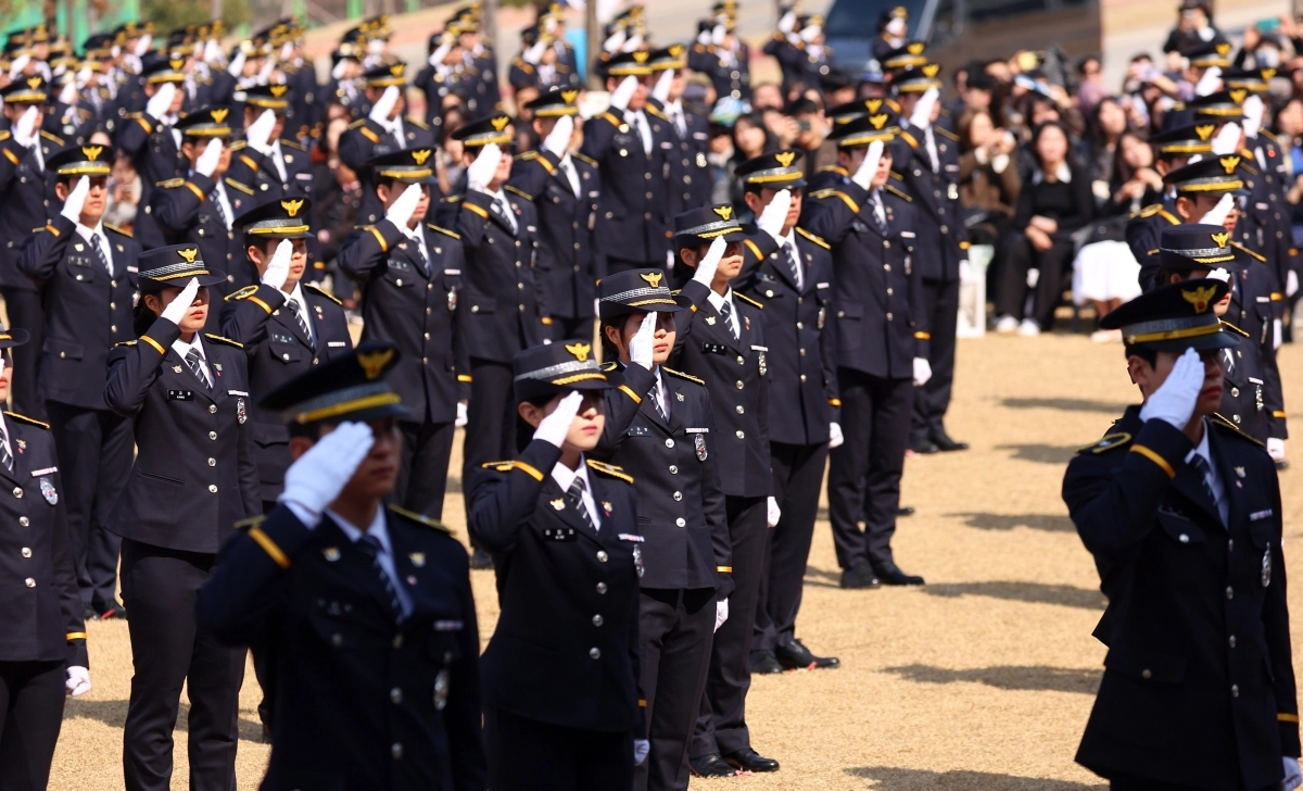 이재명 대통령에게 경례하는 신임 경찰관들