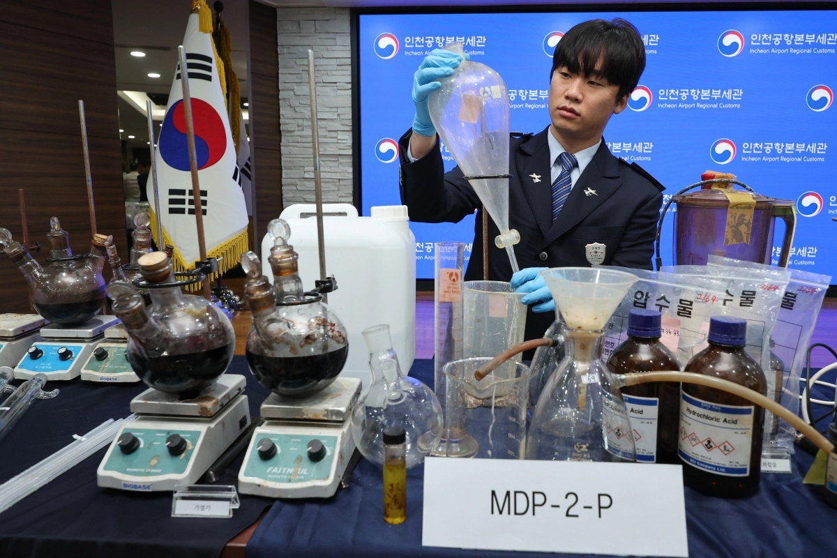 17일 인천 중구 인천공항본부세관 수출입통관청사에서 직원이 국내 향정신성 마약 MDMA(엑스터시) 제조 시설 적발 및 유통일당 검거와 관련, 압수품을 들어 보이고 있다.  2026.3.17 뉴스1