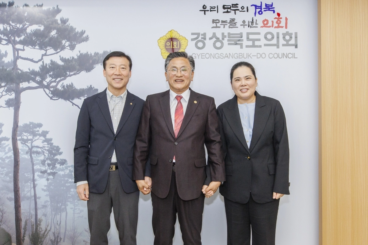 17일 경북도의회를 방문한 김택수 대한체육회 진천국가대표 선수촌장(왼쪽 첫 번째), 박인비 선수(오른쪽 첫 번째)와 박성만 경북도의회 의장(가운데). 경북도의회 제공