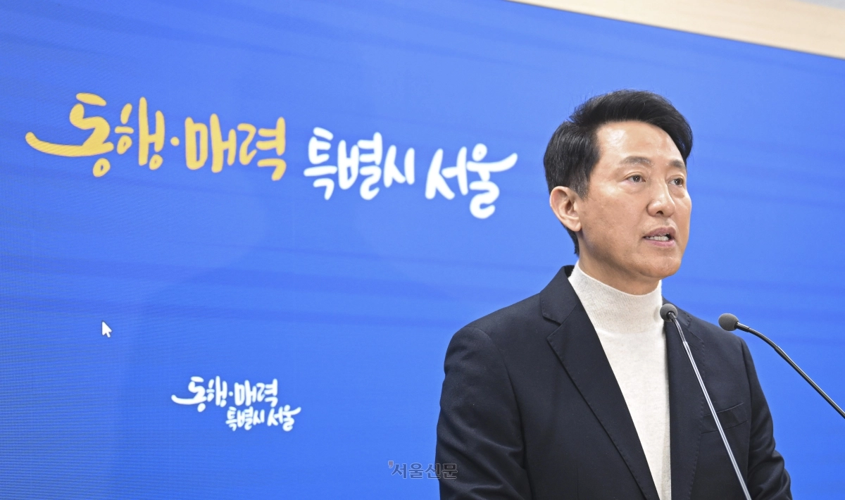 오세훈 서울시장이 17일 서울시청 브리핑룸에서 서울시장 출마 관련 입장을 밝히고 있다.  이지훈 기자