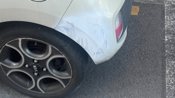 전북에서 한 노인이 이웃의 차를 긁은 뒤 수습하겠다며 래커칠을 해놓은 사연이 전해졌다. 스레드 캡처