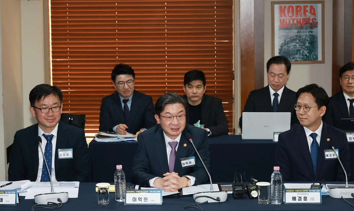 이억원(앞줄 왼쪽 두 번째) 금융위원장이 17일 서울 중구 한국프레스센터에서 열린 K-엔비디아 육성 프로젝트 추진을 위한 민관 합동 간담회에서 발언하고 있다. 금융위원회 제공