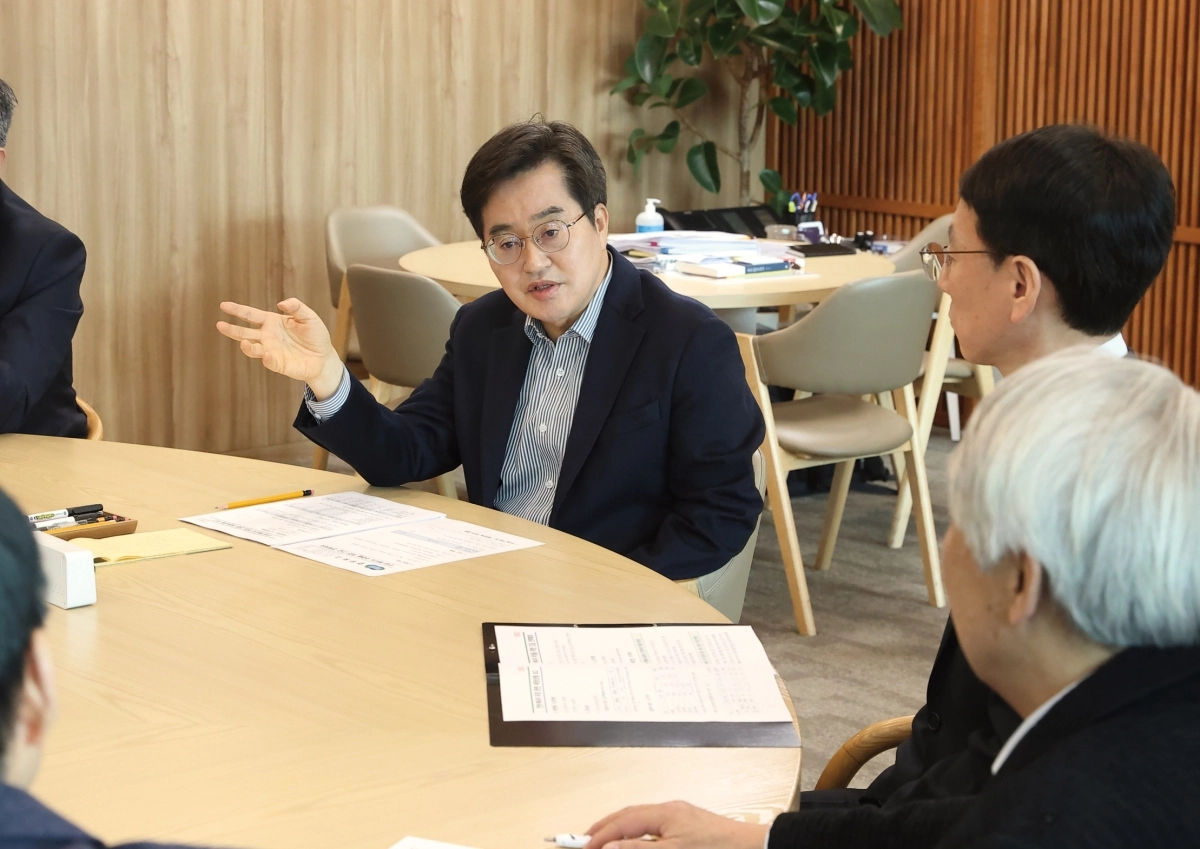 김동연 경기도지사가 17일 경기도청에서 김성중 행정1부지사와 주요 실국장이 참석한 가운데 민생·에너지 추경을 위한 긴급 전략회의를 주재하고 있다. (경기도 제공)