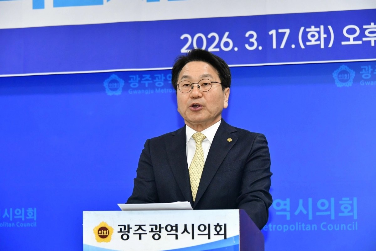 강기정 더불어민주당 전남광주특별시장 경선후보가 17일 광주시의회에서 ‘특별시민을 위한 첫 번째 약속, 특별시민수당’ 비전을 발표하고 있다.