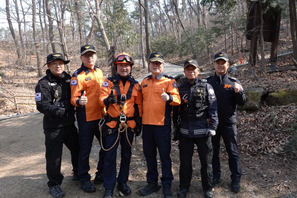 이영희 의원이 17일 용인자연휴양림 일원에서 실시된 용인소방서 ‘봄철 산악사고 대비 특별구조훈련’ 현장을 찾아 산악구조 훈련에 참여하고 구조대원들과 함께 기념촬영을 하고 있다.(사진=경기도의회)
