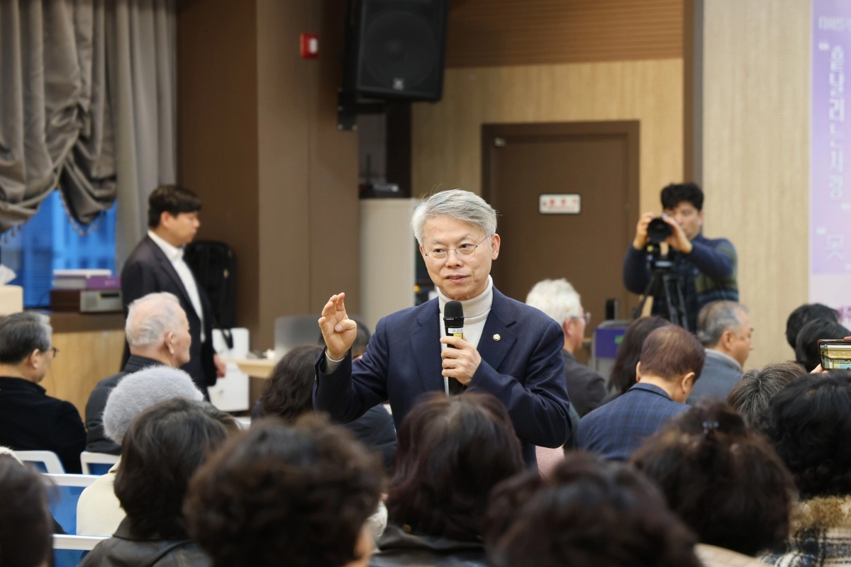 민형배 민주당 전남광주통합특별시장 경선 후보가 17일 여수에서 ‘20조 시민기획 경청투어’를 열고 시민들로부터 정부 특별 지원금 20조원의 활용 방안에 대한 의견을 수렴하고 있다. 민형배 국회의원실 제공