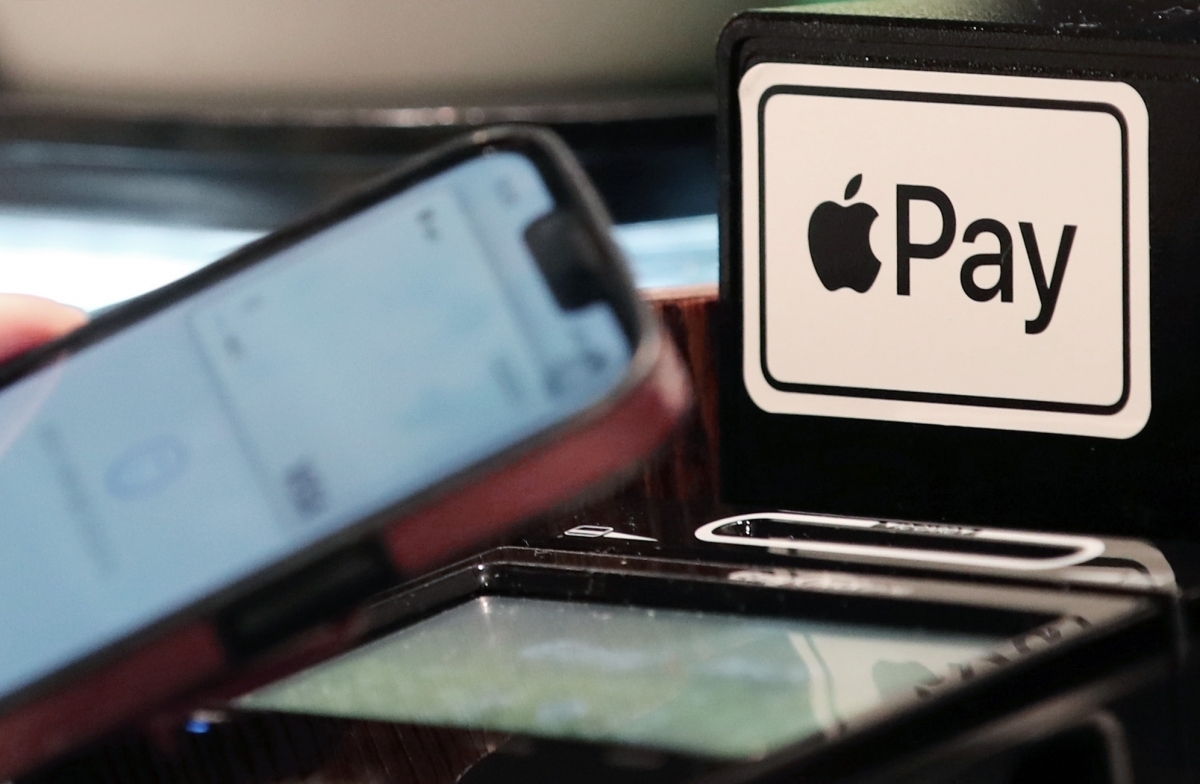 서울 시내의 한 음식점 계산대에 애플페이 결제 가능 안내 스티커가 붙어있다. 기사와 직접적인 관련 없는 사진. 뉴시스