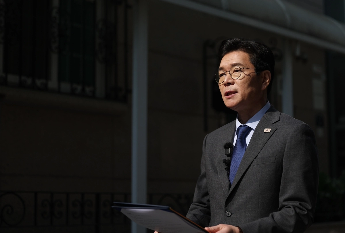 정원오 더불어민주당 서울시장 예비후보가 17일 서울 성동구 한양대 인근 상생학사 골목에서 청년 주거 공약을 발표하고 있다. 연합뉴스