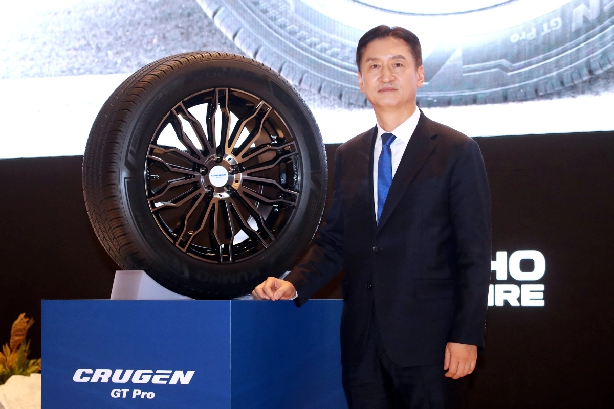 금호타이어가 17일 서울 중구 그랜드 하얏트 호텔에서 ‘2026 금호 멤버스데이’ 행사를 개최한 가운데 정일택 금호타이어 대표이사 사장이  ‘크루젠 GT 프로’ 옆에 서있다. 금호타이이 제공