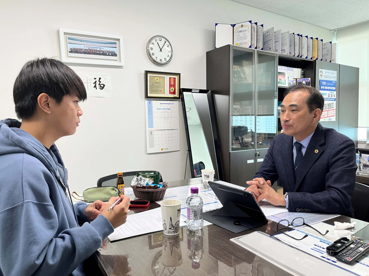 김창식 의원이 17일 경기도의회에서 고대신문사와 인터뷰를 갖고, 서울 시내버스 노선 개편에 따른 경기도민의 불편 해소와 수도권 광역교통 체계의 근본적인 제도 개선 필요성을 역설하고 있다.(사진=경기도의회)