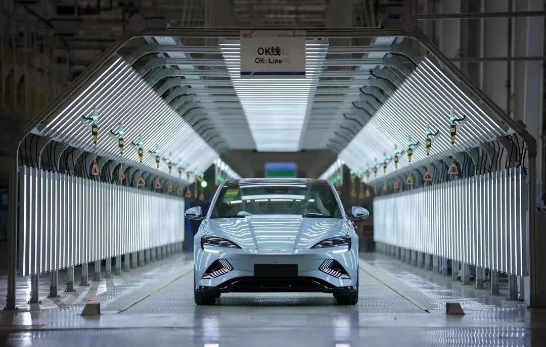 BYD의 중형 전기차 ‘씰’이 지난달 중국 광둥성 선전시 선산 공장에서 최종 출하 전 검사를 받고 있다.  BYD코리아 제공