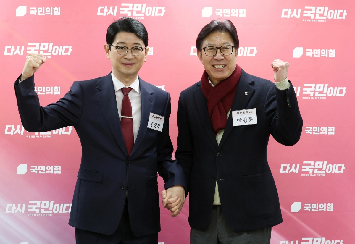 박형준(오른쪽) 부산시장과 주진우(왼쪽) 의원. 뉴스1