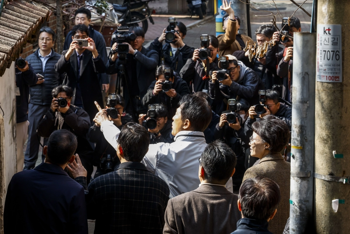 오세훈 서울시장이 17일 서울 영등포구 ‘신길역세권’ 장기전세주택 사업 예정지 일대 골목을 둘러보며 현장 점검을 하고 있다. 뉴시스
