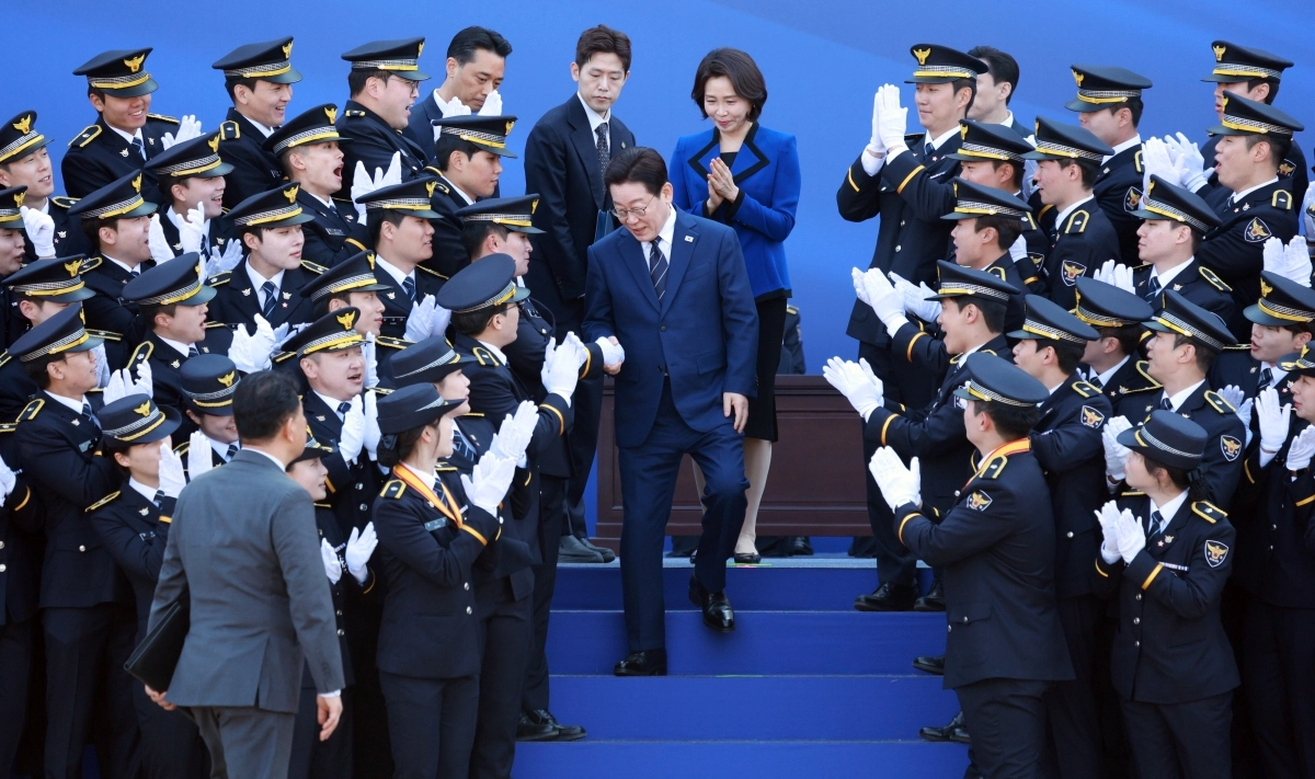 李대통령, 신임 경찰관 격려