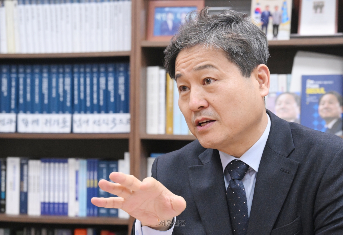 김영배 더불어민주당 의원이 17일 국회 의원회관에서 서울신문과 인터뷰를 하고 있다. 안주영 전문기자