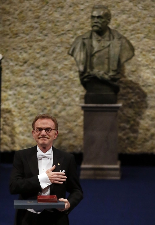 랜디 셰크먼 캘리포니아대(UC) 버클리 교수가 2013년 12월 스웨덴 스톡홀름 콘서트홀에서 열린 노벨상 시상식에서 노벨 생리의학상을 받은 뒤 기념 촬영을 하고 있다. 스톡홀름 AP 연합뉴스