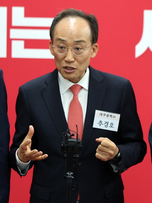 취재진 질문에 답변하는 추경호 의원